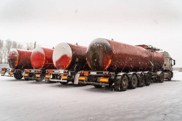 Нафтова Вантажівка Танковими Причепами Зимовому Парковці Хуртовині Фото Росії — стокове фото