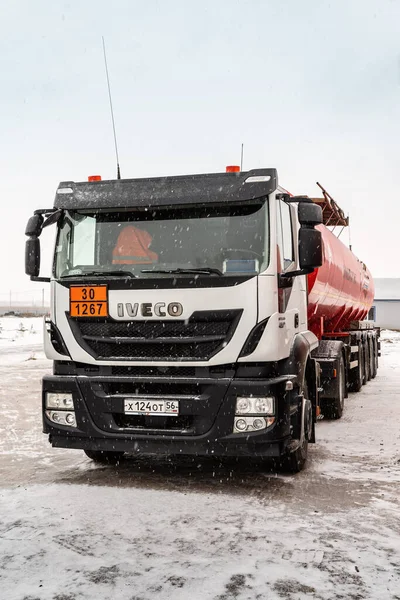 Orenburg Rosja Grudzień 2019 Ciężarówka Olejowa Zimą Parkingu Podczas Opadów — Zdjęcie stockowe