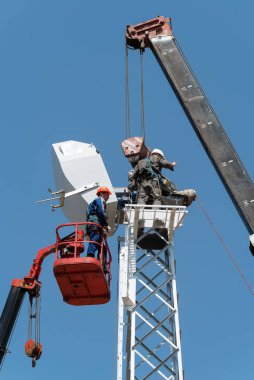 Orenburg, Rusya - 26 Mayıs 2020: Bir vinç yardımıyla bir hava platformunda işçiler bir rüzgar türbini kurdular