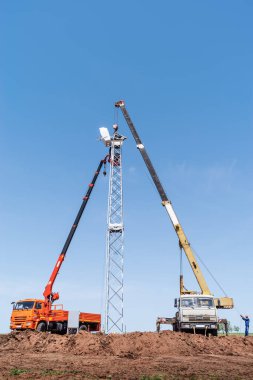 Orenburg, Rusya - 26 Mayıs 2020: İnşaat alanı, inşaat malzemeleri kullanan işçiler rüzgar türbini kulesi kurdular