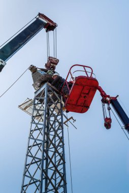 Orenburg, Rusya - 26 Mayıs 2020: Bir vinç yardımıyla bir hava platformunda işçiler bir rüzgar türbini kurdular