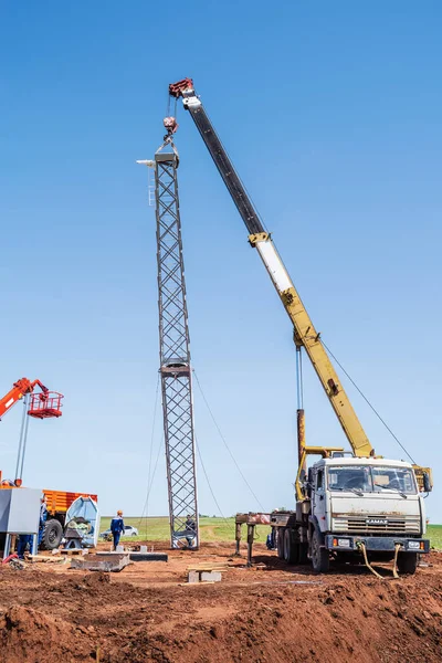 Orenburg Ryssland Maj 2020 Byggarbetsplats Arbetare Som Använder Byggutrustning Installerar — Stockfoto