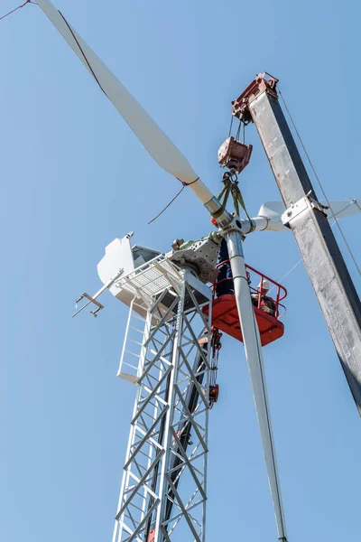 Orenburg Ryssland Maj 2020 Byggande Ett Vindkraftverk Installatörer Som Använder — Stockfoto