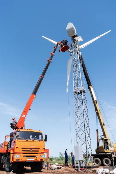 Orenburg Russland Mai 2020 Bau Einer Windkraftanlage Installateure Mit Autokran — Stockfoto