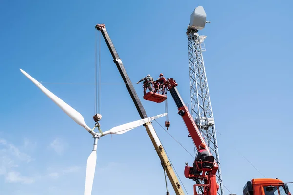 Anläggning Ett Vindkraftverk Installatörer Använder Lastbil Kran Och Antenn Plattform — Stockfoto