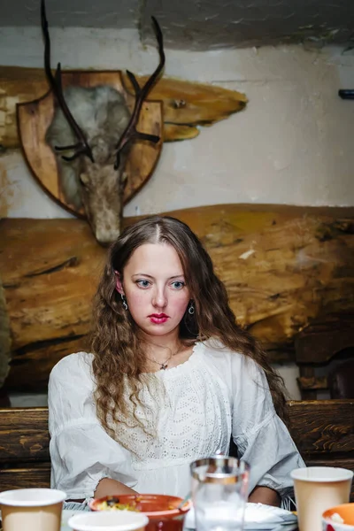 Uma Menina Com Cabelo Solto Vestido Branco Senta Uma Mesa — Fotografia de Stock