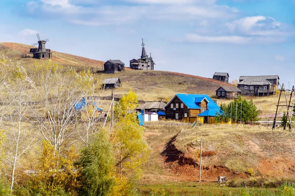 Krasnaya Gora 'da eski ahşap binaların planlarıyla kamp yapmak. Fotoğraf Rusya 'da, Orenburg bölgesinde, Saraktash köyünde çekildi.