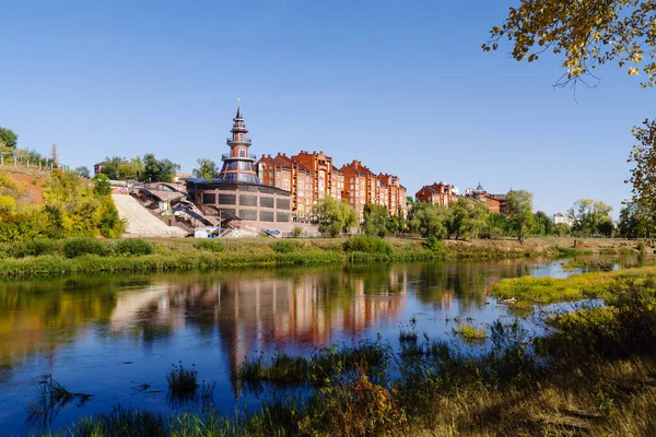 Orenburg, Rusya - 24 Eylül 2020: Sonbaharda Ural Nehri 'nin diğer kıyısından şehir manzarası