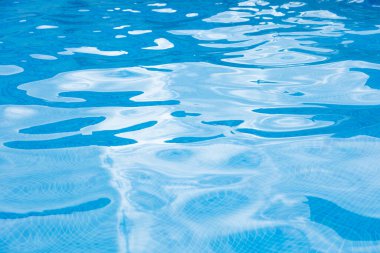 Yüzme havuzu su yüzeyinde dalgalanmalar ve yansımalar.