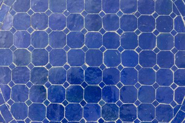 Geometrik desenli geleneksel Portekiz mavi seramik fayansları. Portekiz 'deki tarihi binalarda sıkça rastlanan İber mimarisi ve kültür mirasının tipik özellikleri olan jöleli azulejoların yakın çekim dokusu.