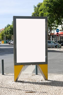 Lizbon caddesindeki boş şehir reklam panosu reklam ya da pazarlama kampanyası için hazır.