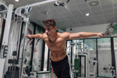 Spor salonunda genç ve formda adam