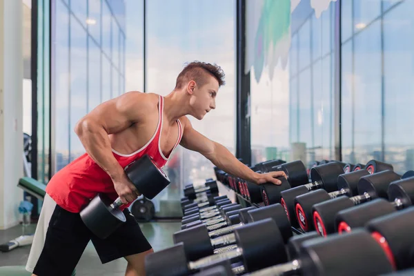 Spor salonunda genç ve formda adam