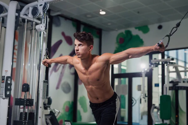 Spor salonunda genç ve formda adam