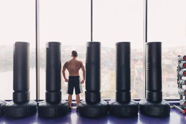 Spor salonunda genç ve formda adam