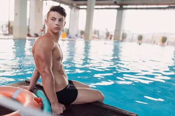 Genç ve formda adam havuzda