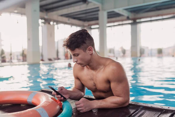 Genç ve formda adam havuzda