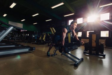 Spor arka eğitim yapan erkek