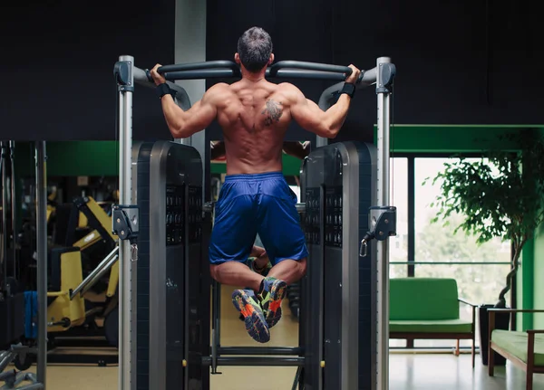 Homme faisant dos à l'entraînement dans la salle de gym — Photo