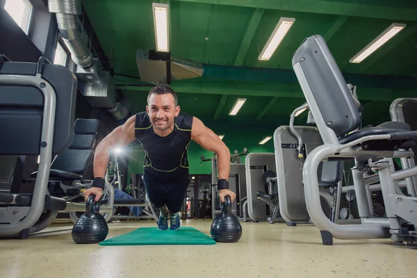 Adam yerdeki spor salonunda şınav