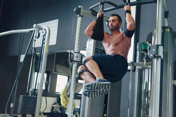 Adam onun abs spor salonunda eğitim