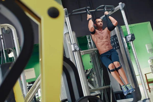 Adam onun abs spor salonunda eğitim