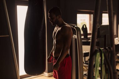 Bir kum torbası dinlenme salonunda güçlü adam