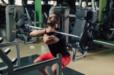 Güçlü adam ağız kavgası yaparken spor salonunda