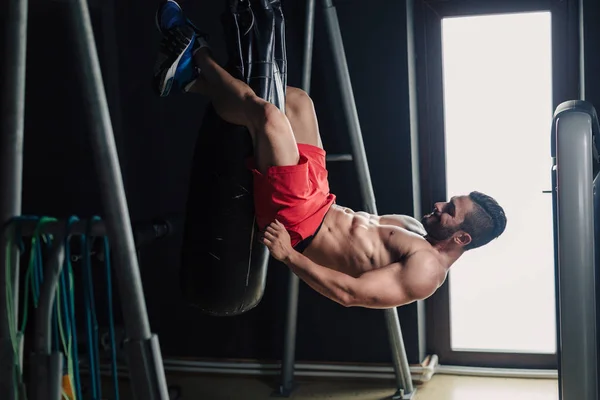 Strong man in the gym doing abs exercise — Stock Photo, Image