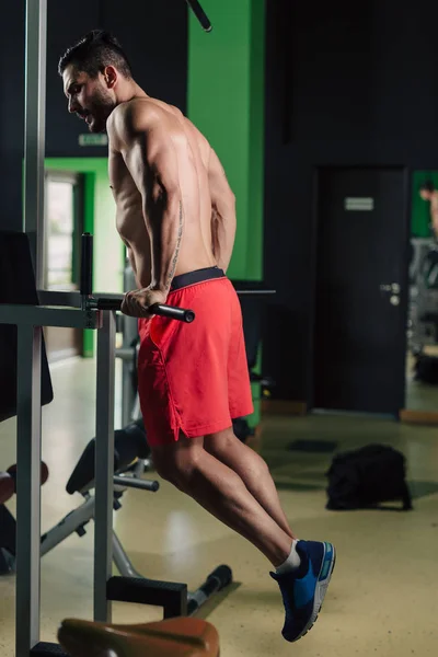 Uomo forte in palestra facendo esercizio tricipiti — Foto Stock