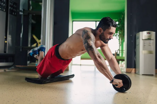 Strong Man Gym Doing Wheel Roll Abs Exercise — Stock Photo, Image