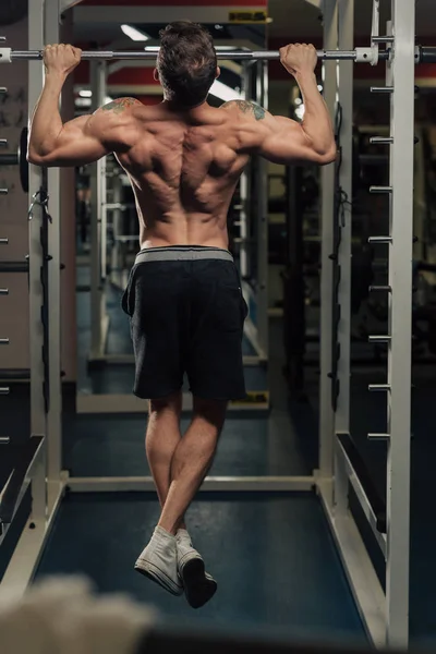 Very Fit Man Low Body Fat Gym Doing Back Pullup — Stock Photo, Image