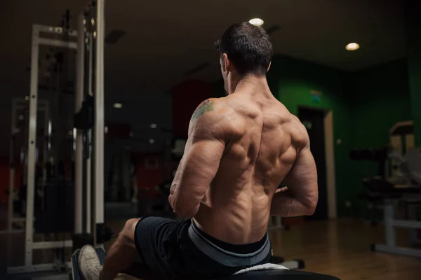 Very fit man in the gym doing back exercise — Stock Photo, Image