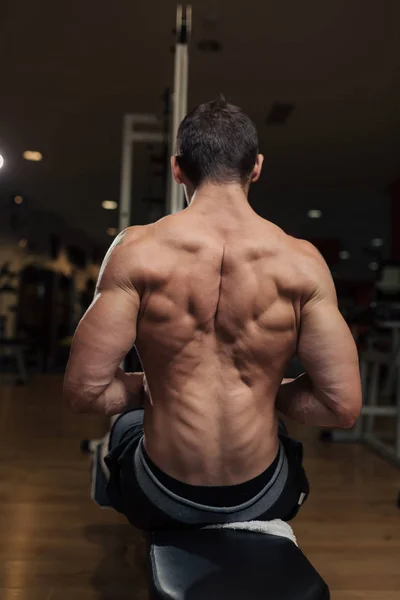 Uomo molto in forma in palestra facendo esercizio di schiena — Foto Stock