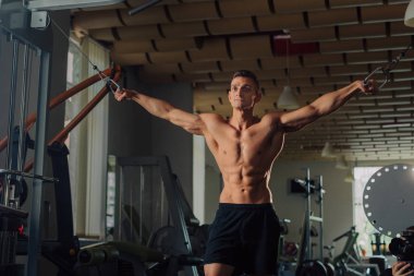 Genç maching spor salonunda göğüs egzersizleri yapıyor adam yerleştirmek