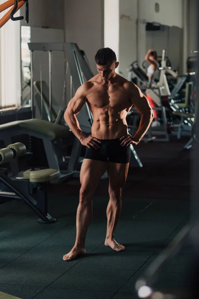 Vücut geliştirme yarışması pozlar yapan erkek genç yerleştirmek