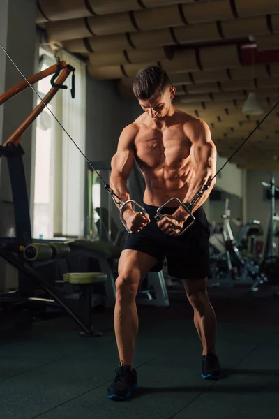 Genç maching spor salonunda göğüs egzersizleri yapıyor adam yerleştirmek