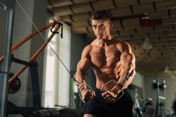 Genç maching spor salonunda göğüs egzersizleri yapıyor adam yerleştirmek