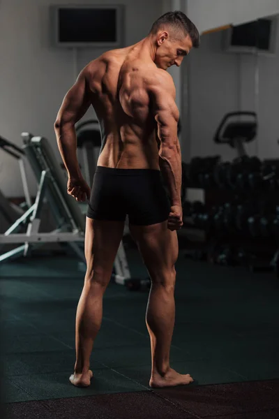 Vücut geliştirme yarışması pozlar yapan erkek genç yerleştirmek