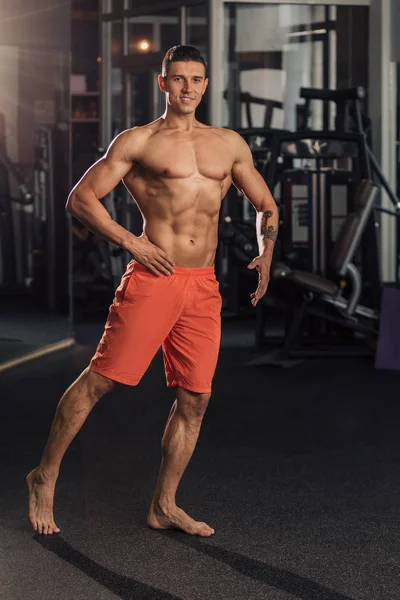 Młody muskularny mężczyzna na siłowni ćwiczy — Zdjęcie stockowe