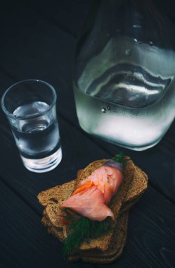 Geleneksel Rus buz votka siyah ekmek ve Yeşiller ile somon ile