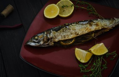 Izgara uskumru malzemelerle: limon, yeşil ve baharat. Otlar ile balık pişirme