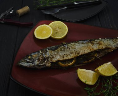 Izgara uskumru malzemelerle: limon, yeşil ve baharat. Otlar ile balık pişirme