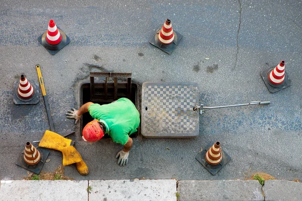 sequence of worker going in the manhole in the street, step 1 to 9