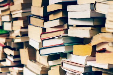 Kitapçıda yığınla kitap var.