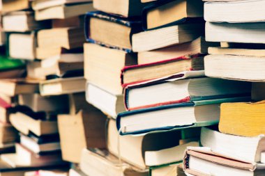 Kitapçıda yığınla kitap var.