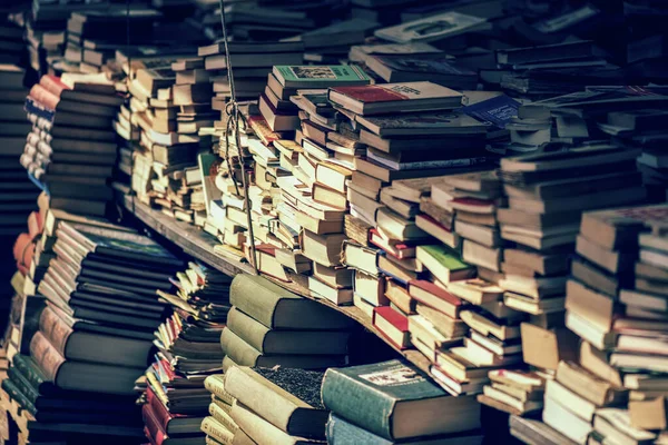 Kitapçıda yığınla kitap var.
