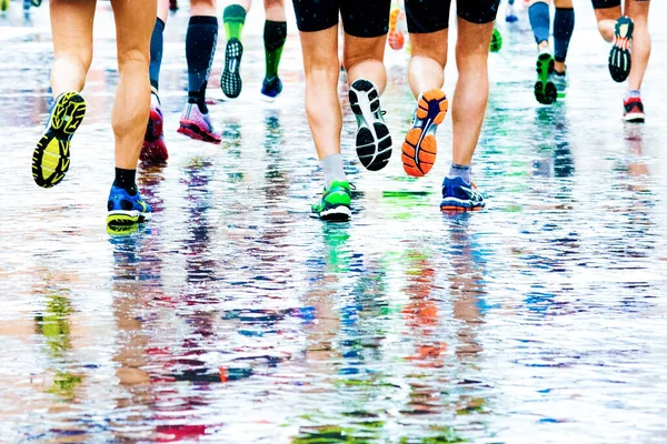 Maraton koşucuları soyut bacaklarda