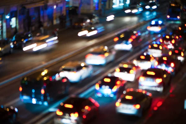 Gece arabaların bulanık trafiği