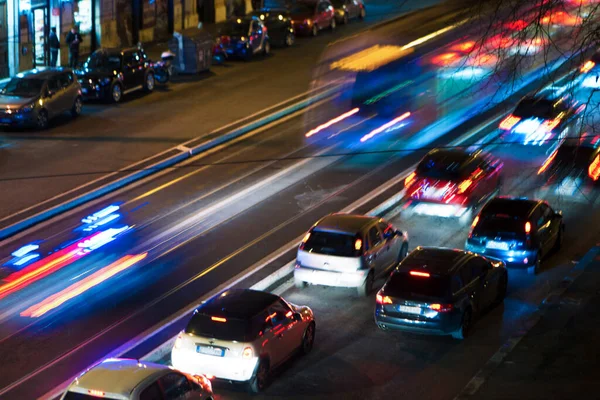 Gece arabaların bulanık trafiği
